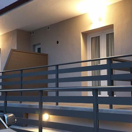 Chriselia 2 Apartment Nea Roda Luaran gambar